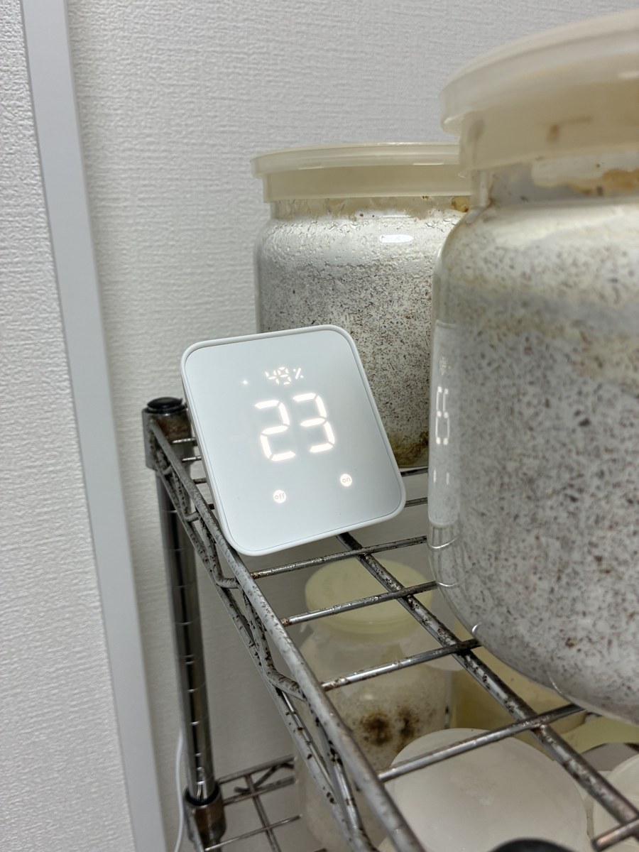 オオクワガタの温度管理に使う、飼育ラック上段のSwitchBotハブ2と菌糸ビン